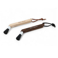 REDECKER(レデッカー)は、1935年にドイツ・フェルスマルトで創業された、天然素材を使用した高品質な生活道具を展開する老舗ブランドです。創業者フリーデル・レデッカー氏が視力を失ったことをきっかけに、手作業でブラシ製造を始めたことからスタートし、そのクラフトマンシップと品質へのこだわりは3世代にわたり継承されています。製品には天然木や植物繊維、動物毛などの自然素材が用いられ、環境に配慮したプラスチックフリーな暮らしを実現します。ナチュラルクリーニングやサステナブルなライフスタイルを志向する人々に人気があり、ドイツ製の確かな品質と伝統工芸品としての信頼性も評価されています。北欧風やミニマルな空間に調和する、美しく機能的なデザインも大きな魅力。REDECKERは、「クラフト」「デザイン」「品質」を大切にした、持続可能で丁寧な暮らしを支えるエコブランドとして、世界中で愛され続けています。