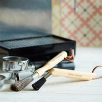 REDECKER(レデッカー)は、1935年にドイツ・フェルスマルトで創業された、天然素材を使用した高品質な生活道具を展開する老舗ブランドです。創業者フリーデル・レデッカー氏が視力を失ったことをきっかけに、手作業でブラシ製造を始めたことからスタートし、そのクラフトマンシップと品質へのこだわりは3世代にわたり継承されています。製品には天然木や植物繊維、動物毛などの自然素材が用いられ、環境に配慮したプラスチックフリーな暮らしを実現します。ナチュラルクリーニングやサステナブルなライフスタイルを志向する人々に人気があり、ドイツ製の確かな品質と伝統工芸品としての信頼性も評価されています。北欧風やミニマルな空間に調和する、美しく機能的なデザインも大きな魅力。REDECKERは、「クラフト」「デザイン」「品質」を大切にした、持続可能で丁寧な暮らしを支えるエコブランドとして、世界中で愛され続けています。