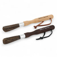 REDECKER(レデッカー)は、1935年にドイツ・フェルスマルトで創業された、天然素材を使用した高品質な生活道具を展開する老舗ブランドです。創業者フリーデル・レデッカー氏が視力を失ったことをきっかけに、手作業でブラシ製造を始めたことからスタートし、そのクラフトマンシップと品質へのこだわりは3世代にわたり継承されています。製品には天然木や植物繊維、動物毛などの自然素材が用いられ、環境に配慮したプラスチックフリーな暮らしを実現します。ナチュラルクリーニングやサステナブルなライフスタイルを志向する人々に人気があり、ドイツ製の確かな品質と伝統工芸品としての信頼性も評価されています。北欧風やミニマルな空間に調和する、美しく機能的なデザインも大きな魅力。REDECKERは、「クラフト」「デザイン」「品質」を大切にした、持続可能で丁寧な暮らしを支えるエコブランドとして、世界中で愛され続けています。