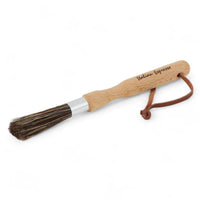 REDECKER(レデッカー)は、1935年にドイツ・フェルスマルトで創業された、天然素材を使用した高品質な生活道具を展開する老舗ブランドです。創業者フリーデル・レデッカー氏が視力を失ったことをきっかけに、手作業でブラシ製造を始めたことからスタートし、そのクラフトマンシップと品質へのこだわりは3世代にわたり継承されています。製品には天然木や植物繊維、動物毛などの自然素材が用いられ、環境に配慮したプラスチックフリーな暮らしを実現します。ナチュラルクリーニングやサステナブルなライフスタイルを志向する人々に人気があり、ドイツ製の確かな品質と伝統工芸品としての信頼性も評価されています。北欧風やミニマルな空間に調和する、美しく機能的なデザインも大きな魅力。REDECKERは、「クラフト」「デザイン」「品質」を大切にした、持続可能で丁寧な暮らしを支えるエコブランドとして、世界中で愛され続けています。