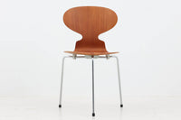 北欧より買い付けました。ArneJacobsenデザインのアントチェアです。チーク材は現在ビンテージ品でしか入手が出来ない為、希少価値が高く、状態の良い物は数が少なくなっています。裏面のメタルカバーがビンテージ品ならではです。