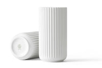 LyngbyPorcelæn(リュンビューポーセリン)はコペンハーゲンの北にあるコンゲス・リュンビューで1936年に磁器メーカーとして設立しました。このころ主流だった装飾的な磁器とは対照的に、ドイツのバウハウス運動の影響を強く受け、シンプルさと機能性の思想を取り入れたデザインで多くの人々に新鮮な印象を与えました。1969年には工場が一度閉鎖されましたが、2012年に生産を再開。現在はローゼンダール・デザイングループが運営し、伝統的な職人技と先進的な生産技術により、純粋な機能美のDNAを受け継ぐ製品を世に送り出しています。デンマークデザイン史上でも確立された存在であり、蚤の市でも当時のオリジナル品を入手するのは困難なほど現在も人気を博しています。