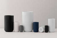 LyngbyPorcelæn(リュンビューポーセリン)はコペンハーゲンの北にあるコンゲス・リュンビューで1936年に磁器メーカーとして設立しました。このころ主流だった装飾的な磁器とは対照的に、ドイツのバウハウス運動の影響を強く受け、シンプルさと機能性の思想を取り入れたデザインで多くの人々に新鮮な印象を与えました。1969年には工場が一度閉鎖されましたが、2012年に生産を再開。現在はローゼンダール・デザイングループが運営し、伝統的な職人技と先進的な生産技術により、純粋な機能美のDNAを受け継ぐ製品を世に送り出しています。デンマークデザイン史上でも確立された存在であり、蚤の市でも当時のオリジナル品を入手するのは困難なほど現在も人気を博しています。