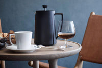 ROSENDAHLCOPENHAGEN(ローゼンダール社コペンハーゲン)は、1984年にエリック・ローゼンダールによって設立された、デンマークで最も知られるライフスタイルブランドのひとつです。「良質なデザインは、創造性と構造体の間の絶妙に保たれたバランスから生まれる」というエリックの哲学には、「実用的」であると同時に「ライフスタイルを豊かにする」という、北欧の伝統的なデザイン思想が受け継がれています。創業当初より、オーレ・パルスビー、エリック・バッガー、リン・ウッツォンなど世界の第一線で活躍する著名デザイナーとともに、革新的で洗練されたプロダクトを生み出してきました。デンマーク王室御用達インテリア店「IllumsBolighus(イルムス・ボーリフス)」から小さなセレクトショップまで、幅広いショップが取り扱うデンマークの代表的なブランドです。