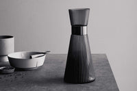 ROSENDAHLCOPENHAGEN(ローゼンダール社コペンハーゲン)は、1984年にエリック・ローゼンダールによって設立された、デンマークで最も知られるライフスタイルブランドのひとつです。「良質なデザインは、創造性と構造体の間の絶妙に保たれたバランスから生まれる」というエリックの哲学には、「実用的」であると同時に「ライフスタイルを豊かにする」という、北欧の伝統的なデザイン思想が受け継がれています。創業当初より、オーレ・パルスビー、エリック・バッガー、リン・ウッツォンなど世界の第一線で活躍する著名デザイナーとともに、革新的で洗練されたプロダクトを生み出してきました。デンマーク王室御用達インテリア店「IllumsBolighus(イルムス・ボーリフス)」から小さなセレクトショップまで、幅広いショップが取り扱うデンマークの代表的なブランドです。