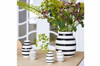 Omaggio (オマジオ) シリーズは、ケーラーの近年のデザインで最も大きな成功を収めたものの 1 つです。2008 年にデザインデュオ "Stilleben" によるデザインで発売され、モダンでソフトなシェイプにストライプを取り入れた新しいデザインですぐに大成功を収めました。このシリーズは、時代にあった創造的で遊び心のある外観を持ち、世界中のデザイン愛好家の間で人気を集めています。有機的な形状と手描きのストライプは、このシリーズにカジュアルな雰囲気を与え、優れたデザインと品質で多くの人々を魅了しています。