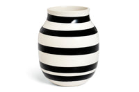 Omaggio (オマジオ) シリーズは、ケーラーの近年のデザインで最も大きな成功を収めたものの 1 つです。2008 年にデザインデュオ "Stilleben" によるデザインで発売され、モダンでソフトなシェイプにストライプを取り入れた新しいデザインですぐに大成功を収めました。このシリーズは、時代にあった創造的で遊び心のある外観を持ち、世界中のデザイン愛好家の間で人気を集めています。有機的な形状と手描きのストライプは、このシリーズにカジュアルな雰囲気を与え、優れたデザインと品質で多くの人々を魅了しています。