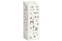 アーバニアは Urban( 都市、都会) が語源のシリーズ。今日も世界のどこかで新たな建物が建てられ、変わっていく現代の街並みと同じように、アーバニアの種類もどんどん広がっています。1 つ1 つハンドメイドでくり抜かれた窓からは、温かく優しい光が漏れだします。夜だけでなく、まだ少し薄暗い朝の時間や夕暮れ時など、時間によって少しずつ表情を変えていくキャンドルの街並みを眺めながら、家の中でゆっくりと流れる時間を楽しんでみるのもおすすめです。