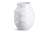 Omaggio (オマジオ) シリーズは、ケーラーの近年のデザインで最も大きな成功を収めたものの 1 つです。2008 年にデザインデュオ "Stilleben" によるデザインで発売され、モダンでソフトなシェイプにストライプを取り入れた新しいデザインですぐに大成功を収めました。このシリーズは、時代にあった創造的で遊び心のある外観を持ち、世界中のデザイン愛好家の間で人気を集めています。有機的な形状と手描きのストライプは、このシリーズにカジュアルな雰囲気を与え、優れたデザインと品質で多くの人々を魅了しています。