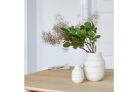 Omaggio (オマジオ) シリーズは、ケーラーの近年のデザインで最も大きな成功を収めたものの 1 つです。2008 年にデザインデュオ "Stilleben" によるデザインで発売され、モダンでソフトなシェイプにストライプを取り入れた新しいデザインですぐに大成功を収めました。このシリーズは、時代にあった創造的で遊び心のある外観を持ち、世界中のデザイン愛好家の間で人気を集めています。有機的な形状と手描きのストライプは、このシリーズにカジュアルな雰囲気を与え、優れたデザインと品質で多くの人々を魅了しています。