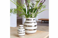 Omaggio (オマジオ) シリーズは、ケーラーの近年のデザインで最も大きな成功を収めたものの 1 つです。2008 年にデザインデュオ "Stilleben" によるデザインで発売され、モダンでソフトなシェイプにストライプを取り入れた新しいデザインですぐに大成功を収めました。このシリーズは、時代にあった創造的で遊び心のある外観を持ち、世界中のデザイン愛好家の間で人気を集めています。有機的な形状と手描きのストライプは、このシリーズにカジュアルな雰囲気を与え、優れたデザインと品質で多くの人々を魅了しています。