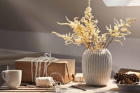 ケーラーの "ハンマースホイ" シリーズは、ケーラーの歴史の中で最も才能があり有名なデザイナーの一人であるスヴェン・ハンマースホイからインスピレーションを得て、ハンス・クリスチャン・バウアーがデザインをした、スタイリッシュでエレガントなシリーズです。スヴェン・ハンマースホイは 1893 年にケーラーに入社し、力強い輪郭と独特の溝を備えたデザインで知られるようになりました。クリスチャン・バウアーが 2015 年にそのケーラーの偉大なデザイナーに敬意を表してハンマースホイ シリーズを作成したとき、ハンマースホイの作風はインスピレーションの源となりました。