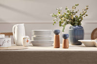 ケーラーの "ハンマースホイ" シリーズは、ケーラーの歴史の中で最も才能があり有名なデザイナーの一人であるスヴェン・ハンマースホイからインスピレーションを得て、ハンス・クリスチャン・バウアーがデザインをした、スタイリッシュでエレガントなシリーズです。スヴェン・ハンマースホイは 1893 年にケーラーに入社し、力強い輪郭と独特の溝を備えたデザインで知られるようになりました。クリスチャン・バウアーが 2015 年にそのケーラーの偉大なデザイナーに敬意を表してハンマースホイ シリーズを作成したとき、ハンマースホイの作風はインスピレーションの源となりました。