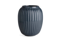 ケーラーの "ハンマースホイ" シリーズは、ケーラーの歴史の中で最も才能があり有名なデザイナーの一人であるスヴェン・ハンマースホイからインスピレーションを得て、ハンス・クリスチャン・バウアーがデザインをした、スタイリッシュでエレガントなシリーズです。スヴェン・ハンマースホイは 1893 年にケーラーに入社し、力強い輪郭と独特の溝を備えたデザインで知られるようになりました。クリスチャン・バウアーが 2015 年にそのケーラーの偉大なデザイナーに敬意を表してハンマースホイ シリーズを作成したとき、ハンマースホイの作風はインスピレーションの源となりました。