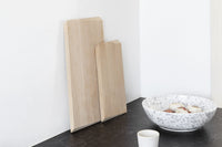 日本初上陸となる「MOEBE(ムーベ)」は、建築家と家具職人が2014年に創業したプロダクトブランドです。創業わずかながら、緻密な構造とミニマリズムを妥協なく追求し、新たな機能性を持つアイテムは、より良いライフスタイルを創る上での可能性を広げてくれます。代表的なアイテムでもある「FRAME(フレーム)」は、普遍の形ともいえる“額縁”をこれまでにない観点から捉え直しデザインされた代表的なアイテムです。透明なキャンパスを生み出し、「自然」を収めてインテリアとして飾るという新時代の額縁は、「透明」という存在との新たな関わり方に気づかせてくれます。その他に、キャンドルホルダーやサイドテーブルなど、彼らの核となる信念とデザイン価値を徹底的に追求するプロダクトを生み出しています。