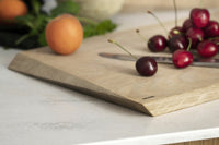 日本初上陸となる「MOEBE(ムーベ)」は、建築家と家具職人が2014年に創業したプロダクトブランドです。創業わずかながら、緻密な構造とミニマリズムを妥協なく追求し、新たな機能性を持つアイテムは、より良いライフスタイルを創る上での可能性を広げてくれます。代表的なアイテムでもある「FRAME(フレーム)」は、普遍の形ともいえる“額縁”をこれまでにない観点から捉え直しデザインされた代表的なアイテムです。透明なキャンパスを生み出し、「自然」を収めてインテリアとして飾るという新時代の額縁は、「透明」という存在との新たな関わり方に気づかせてくれます。その他に、キャンドルホルダーやサイドテーブルなど、彼らの核となる信念とデザイン価値を徹底的に追求するプロダクトを生み出しています。