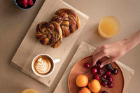 日本初上陸となる「MOEBE(ムーベ)」は、建築家と家具職人が2014年に創業したプロダクトブランドです。創業わずかながら、緻密な構造とミニマリズムを妥協なく追求し、新たな機能性を持つアイテムは、より良いライフスタイルを創る上での可能性を広げてくれます。代表的なアイテムでもある「FRAME(フレーム)」は、普遍の形ともいえる“額縁”をこれまでにない観点から捉え直しデザインされた代表的なアイテムです。透明なキャンパスを生み出し、「自然」を収めてインテリアとして飾るという新時代の額縁は、「透明」という存在との新たな関わり方に気づかせてくれます。その他に、キャンドルホルダーやサイドテーブルなど、彼らの核となる信念とデザイン価値を徹底的に追求するプロダクトを生み出しています。