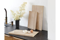 日本初上陸となる「MOEBE(ムーベ)」は、建築家と家具職人が2014年に創業したプロダクトブランドです。創業わずかながら、緻密な構造とミニマリズムを妥協なく追求し、新たな機能性を持つアイテムは、より良いライフスタイルを創る上での可能性を広げてくれます。代表的なアイテムでもある「FRAME(フレーム)」は、普遍の形ともいえる“額縁”をこれまでにない観点から捉え直しデザインされた代表的なアイテムです。透明なキャンパスを生み出し、「自然」を収めてインテリアとして飾るという新時代の額縁は、「透明」という存在との新たな関わり方に気づかせてくれます。その他に、キャンドルホルダーやサイドテーブルなど、彼らの核となる信念とデザイン価値を徹底的に追求するプロダクトを生み出しています。