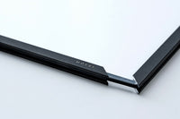 日本初上陸となる「MOEBE(ムーベ)」は、建築家と家具職人が2014年に創業したプロダクトブランドです。創業わずかながら、緻密な構造とミニマリズムを妥協なく追求し、新たな機能性を持つアイテムは、より良いライフスタイルを創る上での可能性を広げてくれます。代表的なアイテムでもある「FRAME(フレーム)」は、普遍の形ともいえる“額縁”をこれまでにない観点から捉え直しデザインされた代表的なアイテムです。透明なキャンパスを生み出し、「自然」を収めてインテリアとして飾るという新時代の額縁は、「透明」という存在との新たな関わり方に気づかせてくれます。その他に、キャンドルホルダーやサイドテーブルなど、彼らの核となる信念とデザイン価値を徹底的に追求するプロダクトを生み出しています。