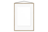 日本初上陸となる「MOEBE(ムーベ)」は、建築家と家具職人が2014年に創業したプロダクトブランドです。創業わずかながら、緻密な構造とミニマリズムを妥協なく追求し、新たな機能性を持つアイテムは、より良いライフスタイルを創る上での可能性を広げてくれます。代表的なアイテムでもある「FRAME(フレーム)」は、普遍の形ともいえる“額縁”をこれまでにない観点から捉え直しデザインされた代表的なアイテムです。透明なキャンパスを生み出し、「自然」を収めてインテリアとして飾るという新時代の額縁は、「透明」という存在との新たな関わり方に気づかせてくれます。その他に、キャンドルホルダーやサイドテーブルなど、彼らの核となる信念とデザイン価値を徹底的に追求するプロダクトを生み出しています。