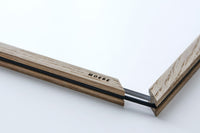 日本初上陸となる「MOEBE(ムーベ)」は、建築家と家具職人が2014年に創業したプロダクトブランドです。創業わずかながら、緻密な構造とミニマリズムを妥協なく追求し、新たな機能性を持つアイテムは、より良いライフスタイルを創る上での可能性を広げてくれます。代表的なアイテムでもある「FRAME(フレーム)」は、普遍の形ともいえる“額縁”をこれまでにない観点から捉え直しデザインされた代表的なアイテムです。透明なキャンパスを生み出し、「自然」を収めてインテリアとして飾るという新時代の額縁は、「透明」という存在との新たな関わり方に気づかせてくれます。その他に、キャンドルホルダーやサイドテーブルなど、彼らの核となる信念とデザイン価値を徹底的に追求するプロダクトを生み出しています。