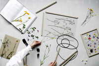 日本初上陸となる「MOEBE(ムーベ)」は、建築家と家具職人が2014年に創業したプロダクトブランドです。創業わずかながら、緻密な構造とミニマリズムを妥協なく追求し、新たな機能性を持つアイテムは、より良いライフスタイルを創る上での可能性を広げてくれます。代表的なアイテムでもある「FRAME(フレーム)」は、普遍の形ともいえる“額縁”をこれまでにない観点から捉え直しデザインされた代表的なアイテムです。透明なキャンパスを生み出し、「自然」を収めてインテリアとして飾るという新時代の額縁は、「透明」という存在との新たな関わり方に気づかせてくれます。その他に、キャンドルホルダーやサイドテーブルなど、彼らの核となる信念とデザイン価値を徹底的に追求するプロダクトを生み出しています。