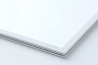 日本初上陸となる「MOEBE(ムーベ)」は、建築家と家具職人が2014年に創業したプロダクトブランドです。創業わずかながら、緻密な構造とミニマリズムを妥協なく追求し、新たな機能性を持つアイテムは、より良いライフスタイルを創る上での可能性を広げてくれます。代表的なアイテムでもある「FRAME(フレーム)」は、普遍の形ともいえる“額縁”をこれまでにない観点から捉え直しデザインされた代表的なアイテムです。透明なキャンパスを生み出し、「自然」を収めてインテリアとして飾るという新時代の額縁は、「透明」という存在との新たな関わり方に気づかせてくれます。その他に、キャンドルホルダーやサイドテーブルなど、彼らの核となる信念とデザイン価値を徹底的に追求するプロダクトを生み出しています。