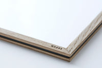 日本初上陸となる「MOEBE(ムーベ)」は、建築家と家具職人が2014年に創業したプロダクトブランドです。創業わずかながら、緻密な構造とミニマリズムを妥協なく追求し、新たな機能性を持つアイテムは、より良いライフスタイルを創る上での可能性を広げてくれます。代表的なアイテムでもある「FRAME(フレーム)」は、普遍の形ともいえる“額縁”をこれまでにない観点から捉え直しデザインされた代表的なアイテムです。透明なキャンパスを生み出し、「自然」を収めてインテリアとして飾るという新時代の額縁は、「透明」という存在との新たな関わり方に気づかせてくれます。その他に、キャンドルホルダーやサイドテーブルなど、彼らの核となる信念とデザイン価値を徹底的に追求するプロダクトを生み出しています。