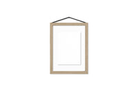 日本初上陸となる「MOEBE(ムーベ)」は、建築家と家具職人が2014年に創業したプロダクトブランドです。創業わずかながら、緻密な構造とミニマリズムを妥協なく追求し、新たな機能性を持つアイテムは、より良いライフスタイルを創る上での可能性を広げてくれます。代表的なアイテムでもある「FRAME(フレーム)」は、普遍の形ともいえる“額縁”をこれまでにない観点から捉え直しデザインされた代表的なアイテムです。透明なキャンパスを生み出し、「自然」を収めてインテリアとして飾るという新時代の額縁は、「透明」という存在との新たな関わり方に気づかせてくれます。その他に、キャンドルホルダーやサイドテーブルなど、彼らの核となる信念とデザイン価値を徹底的に追求するプロダクトを生み出しています。