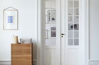 日本初上陸となる「MOEBE(ムーベ)」は、建築家と家具職人が2014年に創業したプロダクトブランドです。創業わずかながら、緻密な構造とミニマリズムを妥協なく追求し、新たな機能性を持つアイテムは、より良いライフスタイルを創る上での可能性を広げてくれます。代表的なアイテムでもある「FRAME(フレーム)」は、普遍の形ともいえる“額縁”をこれまでにない観点から捉え直しデザインされた代表的なアイテムです。透明なキャンパスを生み出し、「自然」を収めてインテリアとして飾るという新時代の額縁は、「透明」という存在との新たな関わり方に気づかせてくれます。その他に、キャンドルホルダーやサイドテーブルなど、彼らの核となる信念とデザイン価値を徹底的に追求するプロダクトを生み出しています。