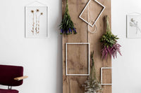 日本初上陸となる「MOEBE(ムーベ)」は、建築家と家具職人が2014年に創業したプロダクトブランドです。創業わずかながら、緻密な構造とミニマリズムを妥協なく追求し、新たな機能性を持つアイテムは、より良いライフスタイルを創る上での可能性を広げてくれます。代表的なアイテムでもある「FRAME(フレーム)」は、普遍の形ともいえる“額縁”をこれまでにない観点から捉え直しデザインされた代表的なアイテムです。透明なキャンパスを生み出し、「自然」を収めてインテリアとして飾るという新時代の額縁は、「透明」という存在との新たな関わり方に気づかせてくれます。その他に、キャンドルホルダーやサイドテーブルなど、彼らの核となる信念とデザイン価値を徹底的に追求するプロダクトを生み出しています。