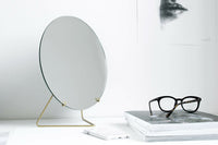 日本初上陸となる「MOEBE(ムーベ)」は、建築家と家具職人が2014年に創業したプロダクトブランドです。創業わずかながら、緻密な構造とミニマリズムを妥協なく追求し、新たな機能性を持つアイテムは、より良いライフスタイルを創る上での可能性を広げてくれます。代表的なアイテムでもある「FRAME(フレーム)」は、普遍の形ともいえる“額縁”をこれまでにない観点から捉え直しデザインされた代表的なアイテムです。透明なキャンパスを生み出し、「自然」を収めてインテリアとして飾るという新時代の額縁は、「透明」という存在との新たな関わり方に気づかせてくれます。その他に、キャンドルホルダーやサイドテーブルなど、彼らの核となる信念とデザイン価値を徹底的に追求するプロダクトを生み出しています。