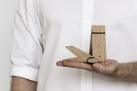 日本初上陸となる「MOEBE(ムーベ)」は、建築家と家具職人が2014年に創業したプロダクトブランドです。創業わずかながら、緻密な構造とミニマリズムを妥協なく追求し、新たな機能性を持つアイテムは、より良いライフスタイルを創る上での可能性を広げてくれます。代表的なアイテムでもある「FRAME(フレーム)」は、普遍の形ともいえる“額縁”をこれまでにない観点から捉え直しデザインされた代表的なアイテムです。透明なキャンパスを生み出し、「自然」を収めてインテリアとして飾るという新時代の額縁は、「透明」という存在との新たな関わり方に気づかせてくれます。その他に、キャンドルホルダーやサイドテーブルなど、彼らの核となる信念とデザイン価値を徹底的に追求するプロダクトを生み出しています。