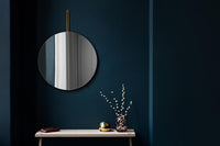 日本初上陸となる「MOEBE(ムーベ)」は、建築家と家具職人が2014年に創業したプロダクトブランドです。創業わずかながら、緻密な構造とミニマリズムを妥協なく追求し、新たな機能性を持つアイテムは、より良いライフスタイルを創る上での可能性を広げてくれます。代表的なアイテムでもある「FRAME(フレーム)」は、普遍の形ともいえる“額縁”をこれまでにない観点から捉え直しデザインされた代表的なアイテムです。透明なキャンパスを生み出し、「自然」を収めてインテリアとして飾るという新時代の額縁は、「透明」という存在との新たな関わり方に気づかせてくれます。その他に、キャンドルホルダーやサイドテーブルなど、彼らの核となる信念とデザイン価値を徹底的に追求するプロダクトを生み出しています。