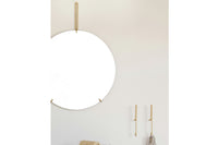 日本初上陸となる「MOEBE(ムーベ)」は、建築家と家具職人が2014年に創業したプロダクトブランドです。創業わずかながら、緻密な構造とミニマリズムを妥協なく追求し、新たな機能性を持つアイテムは、より良いライフスタイルを創る上での可能性を広げてくれます。代表的なアイテムでもある「FRAME(フレーム)」は、普遍の形ともいえる“額縁”をこれまでにない観点から捉え直しデザインされた代表的なアイテムです。透明なキャンパスを生み出し、「自然」を収めてインテリアとして飾るという新時代の額縁は、「透明」という存在との新たな関わり方に気づかせてくれます。その他に、キャンドルホルダーやサイドテーブルなど、彼らの核となる信念とデザイン価値を徹底的に追求するプロダクトを生み出しています。