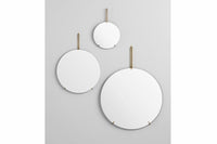 日本初上陸となる「MOEBE(ムーベ)」は、建築家と家具職人が2014年に創業したプロダクトブランドです。創業わずかながら、緻密な構造とミニマリズムを妥協なく追求し、新たな機能性を持つアイテムは、より良いライフスタイルを創る上での可能性を広げてくれます。代表的なアイテムでもある「FRAME(フレーム)」は、普遍の形ともいえる“額縁”をこれまでにない観点から捉え直しデザインされた代表的なアイテムです。透明なキャンパスを生み出し、「自然」を収めてインテリアとして飾るという新時代の額縁は、「透明」という存在との新たな関わり方に気づかせてくれます。その他に、キャンドルホルダーやサイドテーブルなど、彼らの核となる信念とデザイン価値を徹底的に追求するプロダクトを生み出しています。