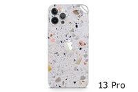 UNIQFINDは、スマートフォンなどのスキンシールやハードケースをデザインしているカナダのブランドです。製品は主にApple社製の製品に特化しており、iphoneやipadなどのスマートデバイスに加え、macbookなども、それぞれ各モデルの専用品を開発しています。その非常にスタイリッシュでクールな世界観は、おしゃれな人々に認知されることとなり、今ではインスタグラムやSNSで人気が世界中に広がっています。今では似たようなデザインのコピー品が多く出回るようになりましたが、UNIQFINDの製品は全てが専用設計、素材や印刷はもちろんカット加工部のデザインも非常に美しく仕上がっています。