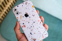 UNIQFINDは、スマートフォンなどのスキンシールやハードケースをデザインしているカナダのブランドです。製品は主にApple社製の製品に特化しており、iphoneやipadなどのスマートデバイスに加え、macbookなども、それぞれ各モデルの専用品を開発しています。その非常にスタイリッシュでクールな世界観は、おしゃれな人々に認知されることとなり、今ではインスタグラムやSNSで人気が世界中に広がっています。今では似たようなデザインのコピー品が多く出回るようになりましたが、UNIQFINDの製品は全てが専用設計、素材や印刷はもちろんカット加工部のデザインも非常に美しく仕上がっています。