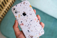 UNIQFINDは、スマートフォンなどのスキンシールやハードケースをデザインしているカナダのブランドです。製品は主にApple社製の製品に特化しており、iphoneやipadなどのスマートデバイスに加え、macbookなども、それぞれ各モデルの専用品を開発しています。その非常にスタイリッシュでクールな世界観は、おしゃれな人々に認知されることとなり、今ではインスタグラムやSNSで人気が世界中に広がっています。今では似たようなデザインのコピー品が多く出回るようになりましたが、UNIQFINDの製品は全てが専用設計、素材や印刷はもちろんカット加工部のデザインも非常に美しく仕上がっています。