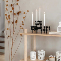 Stoff(ストッフ)は、デンマーク発のデザインブランドで、1960年代の名作「Stoff Nagel(ストッフ・ナゲル)」キャンドルホルダーの復刻から始まりました。建築家Werner Stoff(ヴェルナー・ストッフ)と、ドイツのHans Nagel(ハンス・ナゲル)によって生み出されたこのモジュール式キャンドルホルダーは、彫刻のような幾何学美と、自由な組み合わせによる創造性を兼ね備えたインテリアアートです。現在のStoffは、オリジナルの精神を受け継ぎながら、現代のライフスタイルに合う素材や仕上げを追加し、キャンドルホルダーだけでなくフラワーベースやボウル、ウォールハンガーなど洗練されたアイテムを展開。ミッドセンチュリーや北欧インテリアに調和し、空間に立体感と静謐な存在感を与えます。構築と装飾の境界を超えたStoffの作品は、機能性と造形美が共存する稀有なプロダクトです。