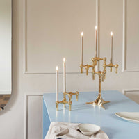 Stoff(ストッフ)は、デンマーク発のデザインブランドで、1960年代の名作「Stoff Nagel(ストッフ・ナゲル)」キャンドルホルダーの復刻から始まりました。建築家Werner Stoff(ヴェルナー・ストッフ)と、ドイツのHans Nagel(ハンス・ナゲル)によって生み出されたこのモジュール式キャンドルホルダーは、彫刻のような幾何学美と、自由な組み合わせによる創造性を兼ね備えたインテリアアートです。現在のStoffは、オリジナルの精神を受け継ぎながら、現代のライフスタイルに合う素材や仕上げを追加し、キャンドルホルダーだけでなくフラワーベースやボウル、ウォールハンガーなど洗練されたアイテムを展開。ミッドセンチュリーや北欧インテリアに調和し、空間に立体感と静謐な存在感を与えます。構築と装飾の境界を超えたStoffの作品は、機能性と造形美が共存する稀有なプロダクトです。