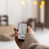 Stoff(ストッフ)は、デンマーク発のデザインブランドで、1960年代の名作「Stoff Nagel(ストッフ・ナゲル)」キャンドルホルダーの復刻から始まりました。建築家Werner Stoff(ヴェルナー・ストッフ)と、ドイツのHans Nagel(ハンス・ナゲル)によって生み出されたこのモジュール式キャンドルホルダーは、彫刻のような幾何学美と、自由な組み合わせによる創造性を兼ね備えたインテリアアートです。現在のStoffは、オリジナルの精神を受け継ぎながら、現代のライフスタイルに合う素材や仕上げを追加し、キャンドルホルダーだけでなくフラワーベースやボウル、ウォールハンガーなど洗練されたアイテムを展開。ミッドセンチュリーや北欧インテリアに調和し、空間に立体感と静謐な存在感を与えます。構築と装飾の境界を超えたStoffの作品は、機能性と造形美が共存する稀有なプロダクトです。