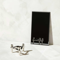 Stoff(ストッフ)は、デンマーク発のデザインブランドで、1960年代の名作「Stoff Nagel(ストッフ・ナゲル)」キャンドルホルダーの復刻から始まりました。建築家Werner Stoff(ヴェルナー・ストッフ)と、ドイツのHans Nagel(ハンス・ナゲル)によって生み出されたこのモジュール式キャンドルホルダーは、彫刻のような幾何学美と、自由な組み合わせによる創造性を兼ね備えたインテリアアートです。現在のStoffは、オリジナルの精神を受け継ぎながら、現代のライフスタイルに合う素材や仕上げを追加し、キャンドルホルダーだけでなくフラワーベースやボウル、ウォールハンガーなど洗練されたアイテムを展開。ミッドセンチュリーや北欧インテリアに調和し、空間に立体感と静謐な存在感を与えます。構築と装飾の境界を超えたStoffの作品は、機能性と造形美が共存する稀有なプロダクトです。