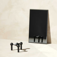 Stoff(ストッフ)は、デンマーク発のデザインブランドで、1960年代の名作「Stoff Nagel(ストッフ・ナゲル)」キャンドルホルダーの復刻から始まりました。建築家Werner Stoff(ヴェルナー・ストッフ)と、ドイツのHans Nagel(ハンス・ナゲル)によって生み出されたこのモジュール式キャンドルホルダーは、彫刻のような幾何学美と、自由な組み合わせによる創造性を兼ね備えたインテリアアートです。現在のStoffは、オリジナルの精神を受け継ぎながら、現代のライフスタイルに合う素材や仕上げを追加し、キャンドルホルダーだけでなくフラワーベースやボウル、ウォールハンガーなど洗練されたアイテムを展開。ミッドセンチュリーや北欧インテリアに調和し、空間に立体感と静謐な存在感を与えます。構築と装飾の境界を超えたStoffの作品は、機能性と造形美が共存する稀有なプロダクトです。