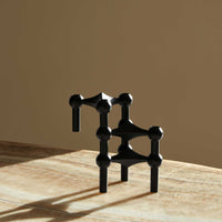 Stoff(ストッフ)は、デンマーク発のデザインブランドで、1960年代の名作「Stoff Nagel(ストッフ・ナゲル)」キャンドルホルダーの復刻から始まりました。建築家Werner Stoff(ヴェルナー・ストッフ)と、ドイツのHans Nagel(ハンス・ナゲル)によって生み出されたこのモジュール式キャンドルホルダーは、彫刻のような幾何学美と、自由な組み合わせによる創造性を兼ね備えたインテリアアートです。現在のStoffは、オリジナルの精神を受け継ぎながら、現代のライフスタイルに合う素材や仕上げを追加し、キャンドルホルダーだけでなくフラワーベースやボウル、ウォールハンガーなど洗練されたアイテムを展開。ミッドセンチュリーや北欧インテリアに調和し、空間に立体感と静謐な存在感を与えます。構築と装飾の境界を超えたStoffの作品は、機能性と造形美が共存する稀有なプロダクトです。