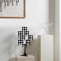 Stoff(ストッフ)は、デンマーク発のデザインブランドで、1960年代の名作「Stoff Nagel(ストッフ・ナゲル)」キャンドルホルダーの復刻から始まりました。建築家Werner Stoff(ヴェルナー・ストッフ)と、ドイツのHans Nagel(ハンス・ナゲル)によって生み出されたこのモジュール式キャンドルホルダーは、彫刻のような幾何学美と、自由な組み合わせによる創造性を兼ね備えたインテリアアートです。現在のStoffは、オリジナルの精神を受け継ぎながら、現代のライフスタイルに合う素材や仕上げを追加し、キャンドルホルダーだけでなくフラワーベースやボウル、ウォールハンガーなど洗練されたアイテムを展開。ミッドセンチュリーや北欧インテリアに調和し、空間に立体感と静謐な存在感を与えます。構築と装飾の境界を超えたStoffの作品は、機能性と造形美が共存する稀有なプロダクトです。