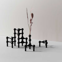 Stoff(ストッフ)は、デンマーク発のデザインブランドで、1960年代の名作「Stoff Nagel(ストッフ・ナゲル)」キャンドルホルダーの復刻から始まりました。建築家Werner Stoff(ヴェルナー・ストッフ)と、ドイツのHans Nagel(ハンス・ナゲル)によって生み出されたこのモジュール式キャンドルホルダーは、彫刻のような幾何学美と、自由な組み合わせによる創造性を兼ね備えたインテリアアートです。現在のStoffは、オリジナルの精神を受け継ぎながら、現代のライフスタイルに合う素材や仕上げを追加し、キャンドルホルダーだけでなくフラワーベースやボウル、ウォールハンガーなど洗練されたアイテムを展開。ミッドセンチュリーや北欧インテリアに調和し、空間に立体感と静謐な存在感を与えます。構築と装飾の境界を超えたStoffの作品は、機能性と造形美が共存する稀有なプロダクトです。