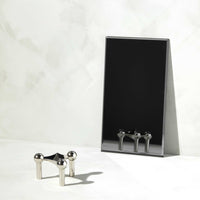 Stoff(ストッフ)は、デンマーク発のデザインブランドで、1960年代の名作「Stoff Nagel(ストッフ・ナゲル)」キャンドルホルダーの復刻から始まりました。建築家Werner Stoff(ヴェルナー・ストッフ)と、ドイツのHans Nagel(ハンス・ナゲル)によって生み出されたこのモジュール式キャンドルホルダーは、彫刻のような幾何学美と、自由な組み合わせによる創造性を兼ね備えたインテリアアートです。現在のStoffは、オリジナルの精神を受け継ぎながら、現代のライフスタイルに合う素材や仕上げを追加し、キャンドルホルダーだけでなくフラワーベースやボウル、ウォールハンガーなど洗練されたアイテムを展開。ミッドセンチュリーや北欧インテリアに調和し、空間に立体感と静謐な存在感を与えます。構築と装飾の境界を超えたStoffの作品は、機能性と造形美が共存する稀有なプロダクトです。