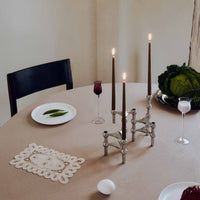 Stoff(ストッフ)は、デンマーク発のデザインブランドで、1960年代の名作「Stoff Nagel(ストッフ・ナゲル)」キャンドルホルダーの復刻から始まりました。建築家Werner Stoff(ヴェルナー・ストッフ)と、ドイツのHans Nagel(ハンス・ナゲル)によって生み出されたこのモジュール式キャンドルホルダーは、彫刻のような幾何学美と、自由な組み合わせによる創造性を兼ね備えたインテリアアートです。現在のStoffは、オリジナルの精神を受け継ぎながら、現代のライフスタイルに合う素材や仕上げを追加し、キャンドルホルダーだけでなくフラワーベースやボウル、ウォールハンガーなど洗練されたアイテムを展開。ミッドセンチュリーや北欧インテリアに調和し、空間に立体感と静謐な存在感を与えます。構築と装飾の境界を超えたStoffの作品は、機能性と造形美が共存する稀有なプロダクトです。