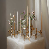 Stoff(ストッフ)は、デンマーク発のデザインブランドで、1960年代の名作「Stoff Nagel(ストッフ・ナゲル)」キャンドルホルダーの復刻から始まりました。建築家Werner Stoff(ヴェルナー・ストッフ)と、ドイツのHans Nagel(ハンス・ナゲル)によって生み出されたこのモジュール式キャンドルホルダーは、彫刻のような幾何学美と、自由な組み合わせによる創造性を兼ね備えたインテリアアートです。現在のStoffは、オリジナルの精神を受け継ぎながら、現代のライフスタイルに合う素材や仕上げを追加し、キャンドルホルダーだけでなくフラワーベースやボウル、ウォールハンガーなど洗練されたアイテムを展開。ミッドセンチュリーや北欧インテリアに調和し、空間に立体感と静謐な存在感を与えます。構築と装飾の境界を超えたStoffの作品は、機能性と造形美が共存する稀有なプロダクトです。